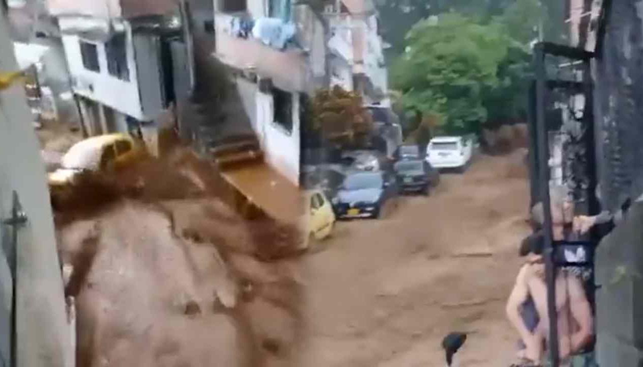 Desbordamiento de riachuelo.