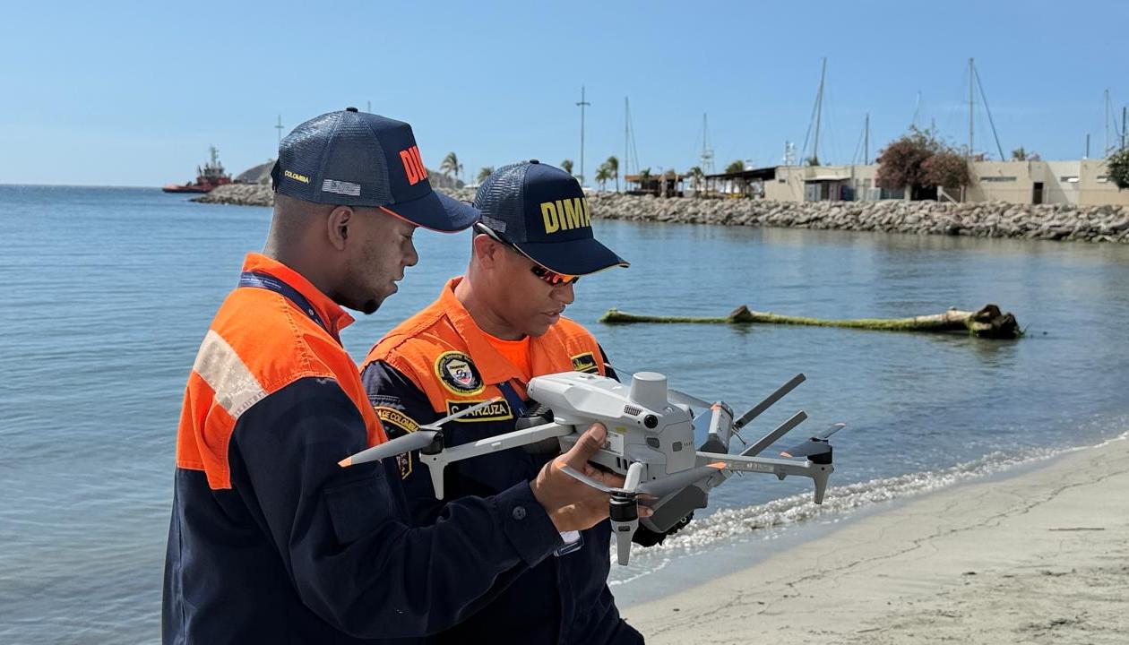 Funcionarios de la Dimar con drones.
