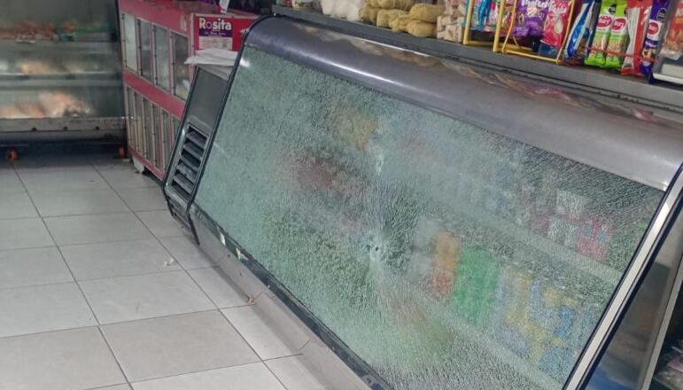 Vitrina afectada tras los disparos realizados por los delincuentes. 