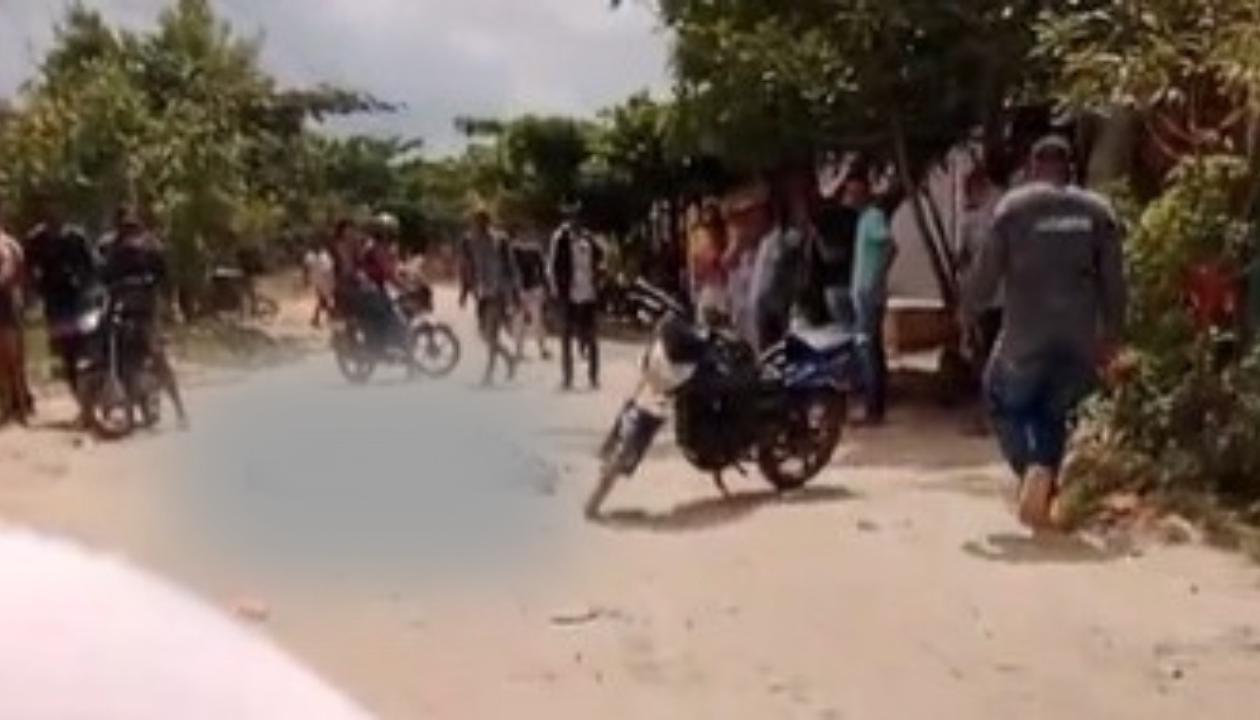 Las dos víctimas quedaron tendidas en el lugar. 