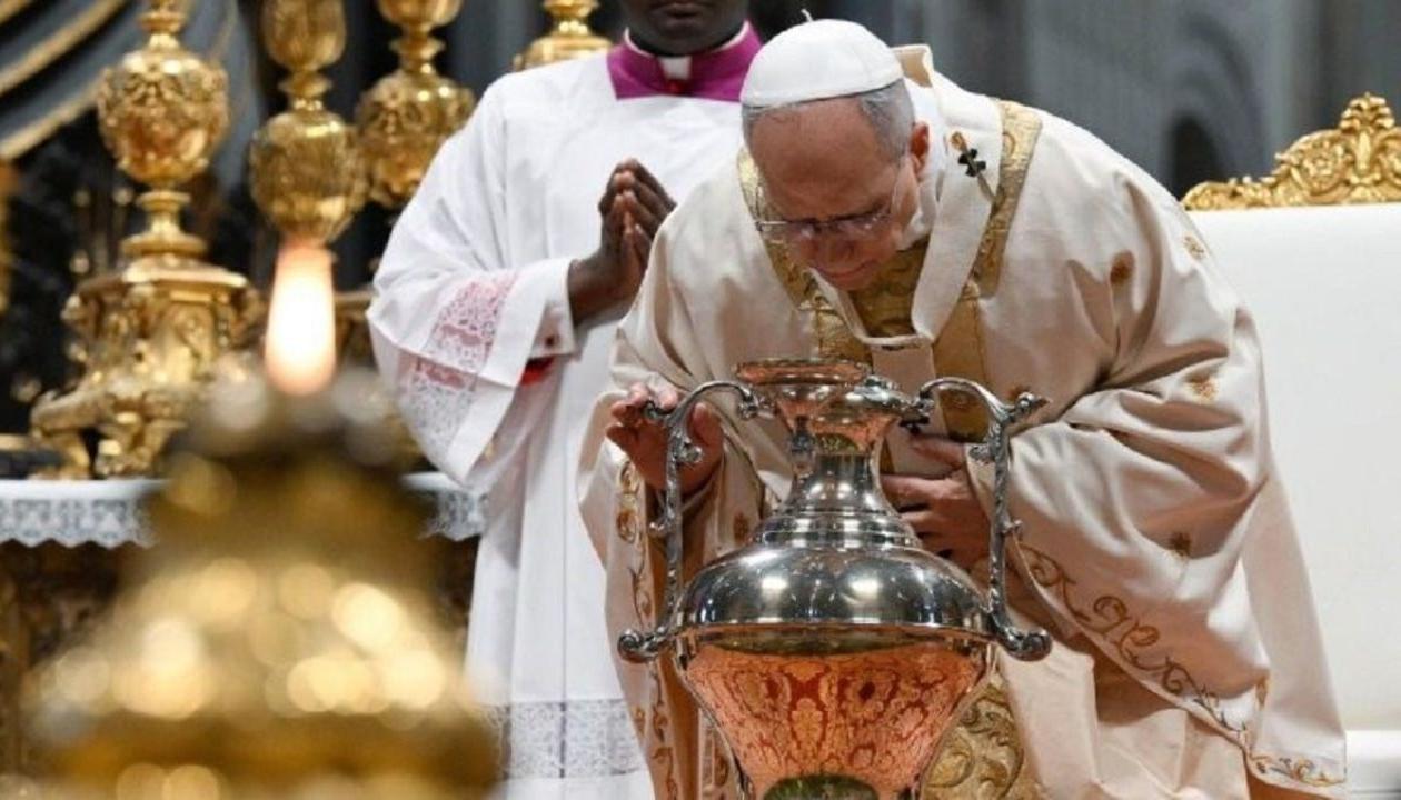 El Papa en la bendición de los óleos.