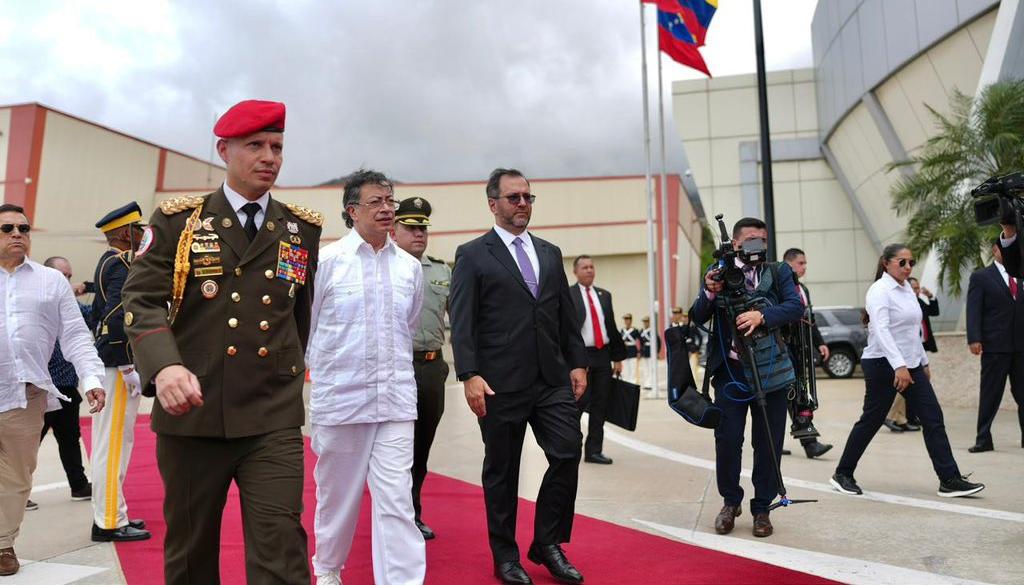 El Presidente Gustavo Petro con el canciller venezolano Yván Gil.