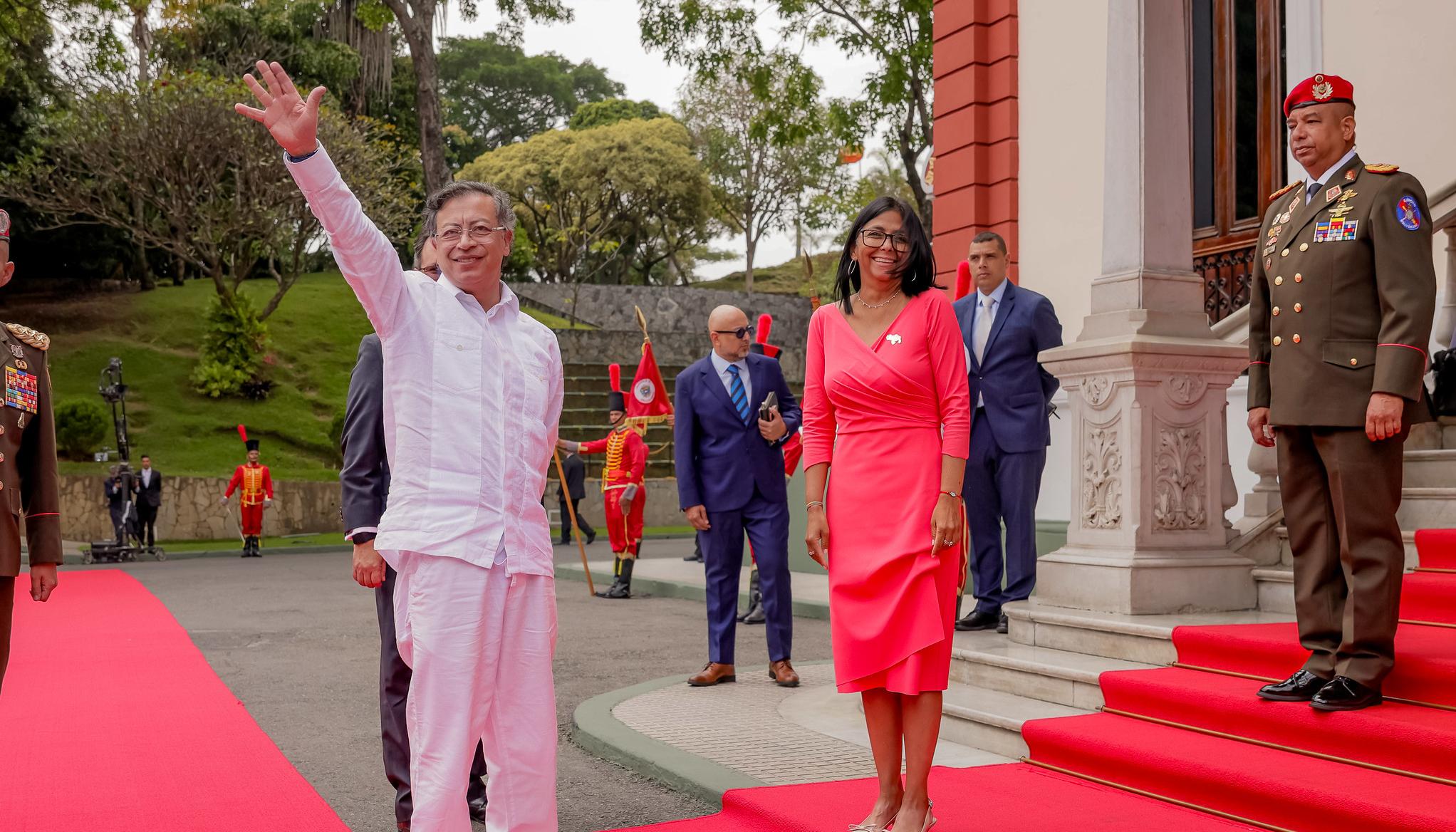 El Presidente Gustavo Petro en el encuentro con Delcy Rodríguez, mandataria encargada de Venezuela.