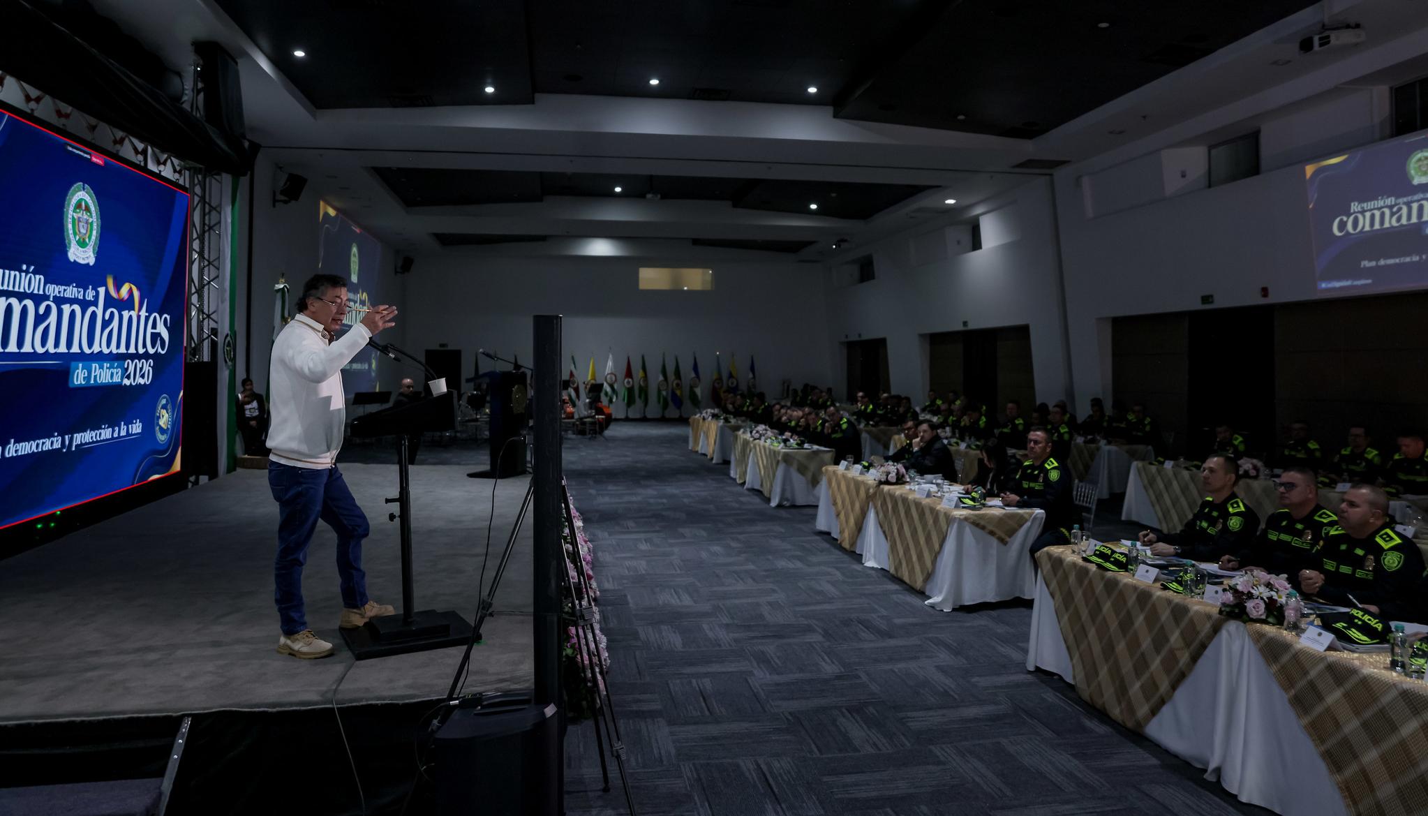 El Presidente Petro en la última reunión pública con los comandantes de la Policía.