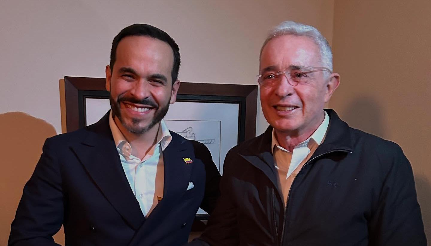 El candidato presidencial Abelardo De La Espriella y el expresidente Álvaro Uribe.