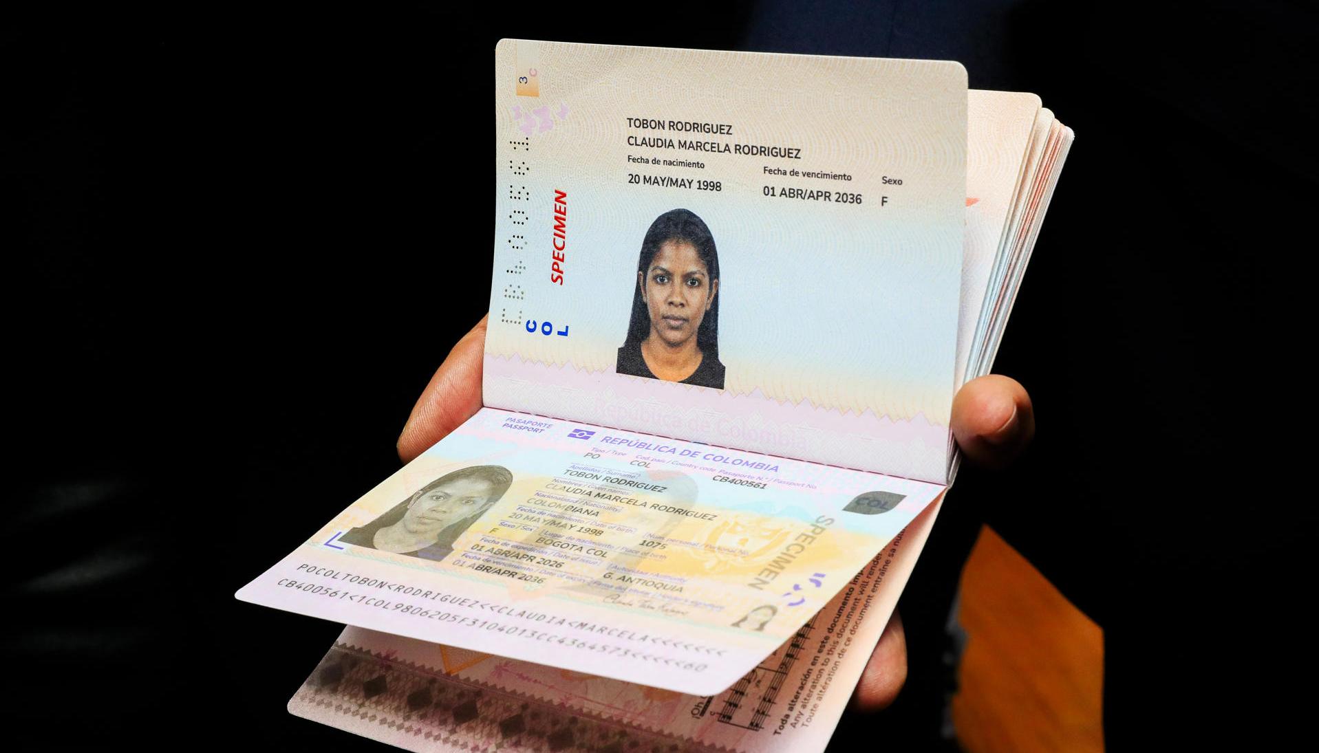 El nuevo pasaporte de Colombia presentado en una rueda de prensa este miércoles, en Bogotá.