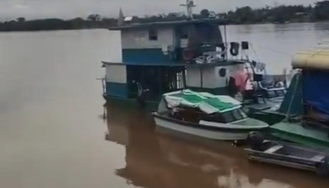 Embarcación colombiana atacada por la marina peruana