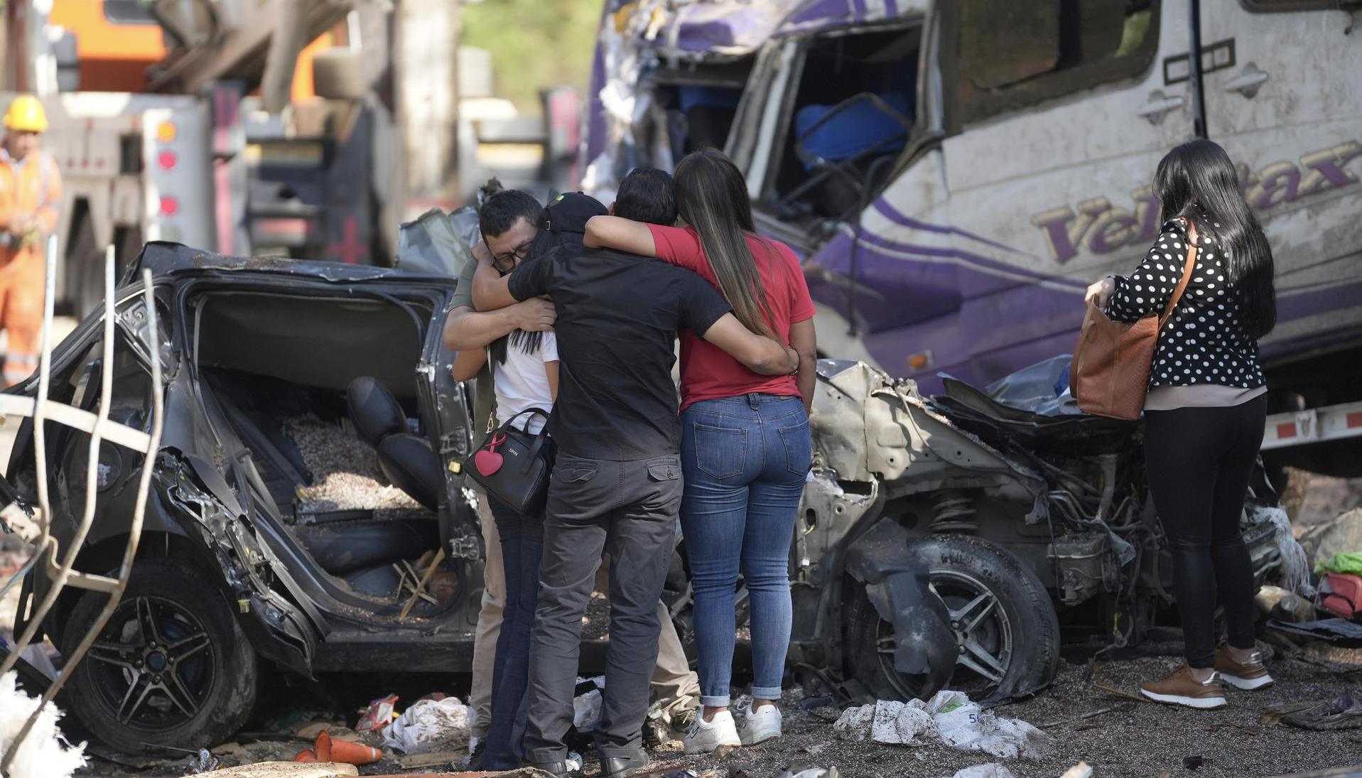 Una familia se abraza entre sí en medio de los restos que dejó el atentado terrorista. 