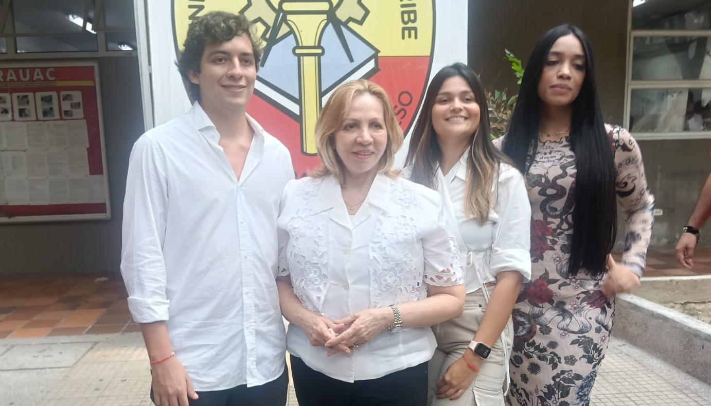 Silvia Gette junto a sus dos hijos y la abogada Bianith Bohórquez.