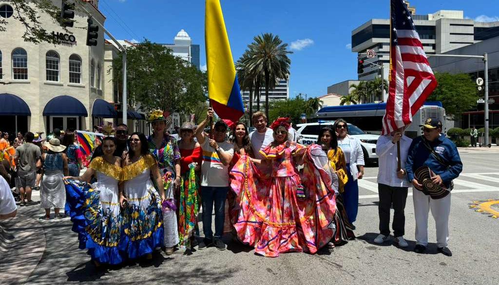 El desfile lo encabezó el embajador de Colombia, Edgar Monroy, y el cónsul de Colombia Fernando Marmolejo.