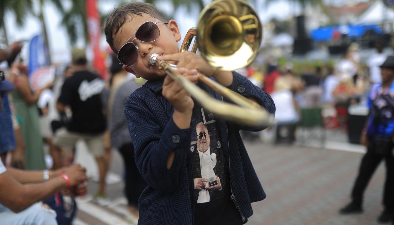 Martin Fernández Arboleda toca el trombón durante un tributo al fallecido músico Willie Colón.