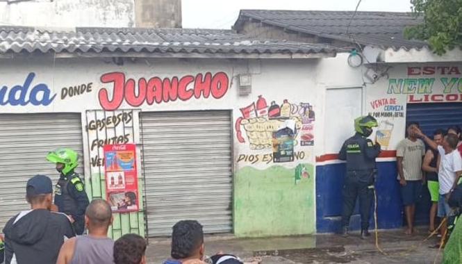 El hombre quedó muerto en la parte externa del local comercial. 