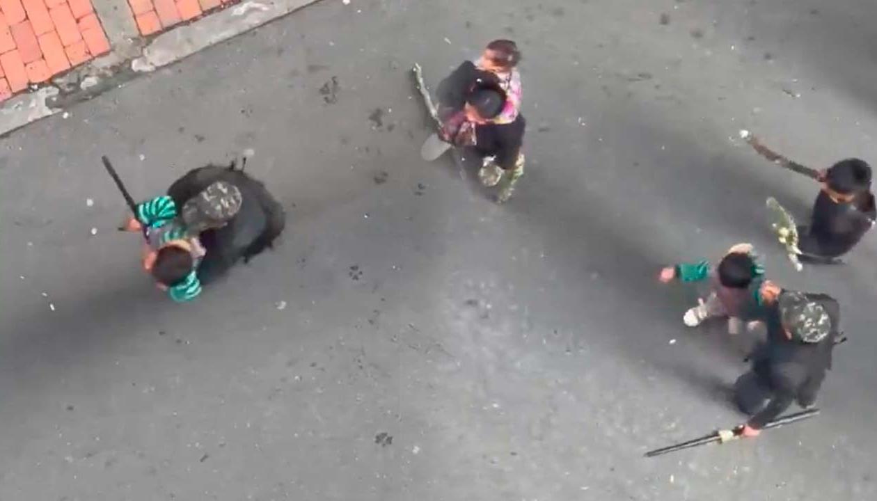 Las imágenes que muestra a los niños como escudos.