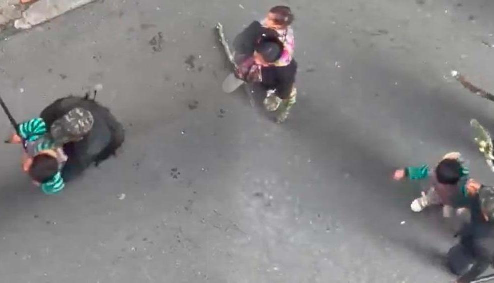 Imágenes de los niños como escudos en la protesta.