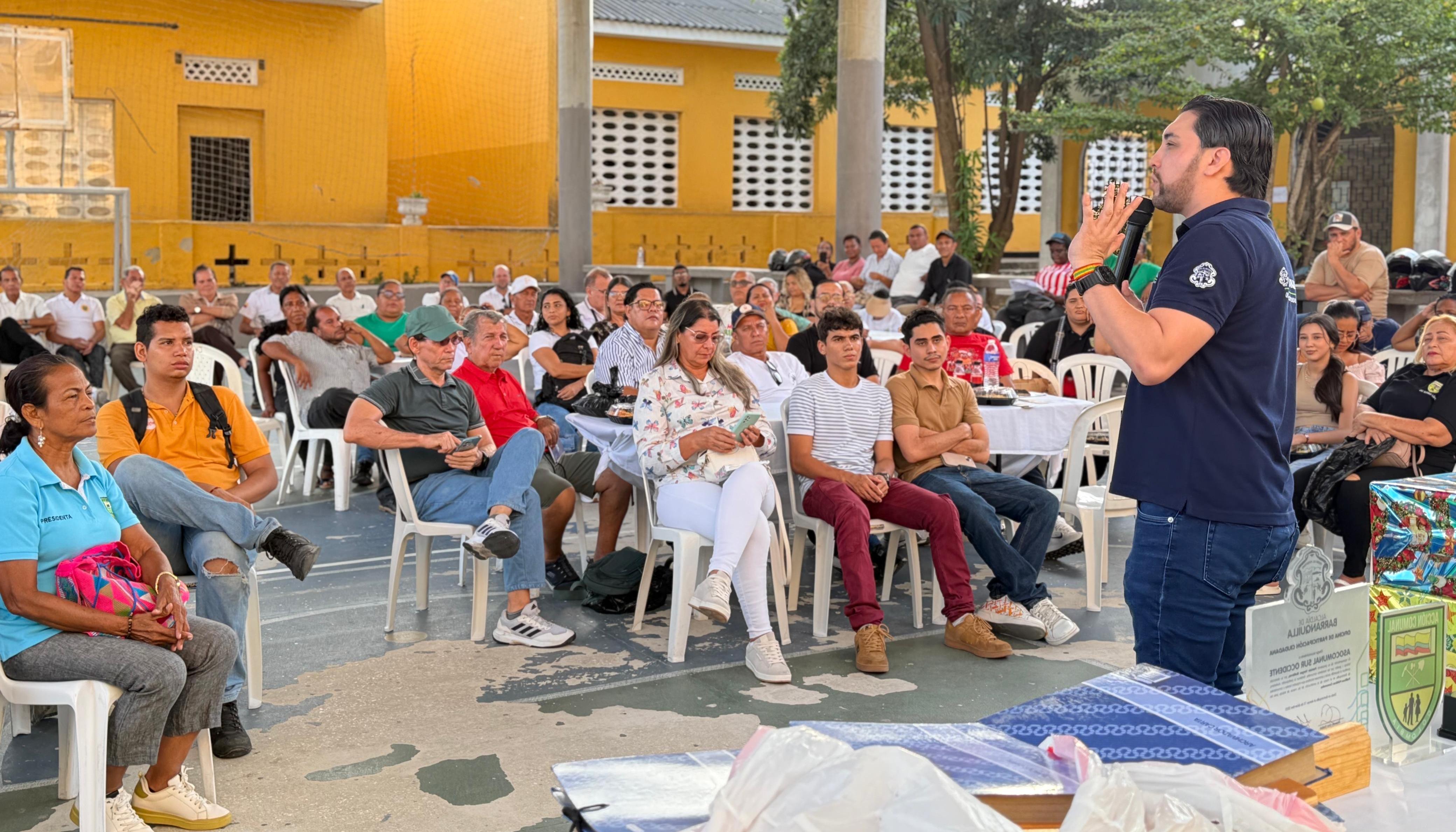 Andrés Rengifo, jefe de la Oficina de Participación Ciudadana, junto a las comunidades. 