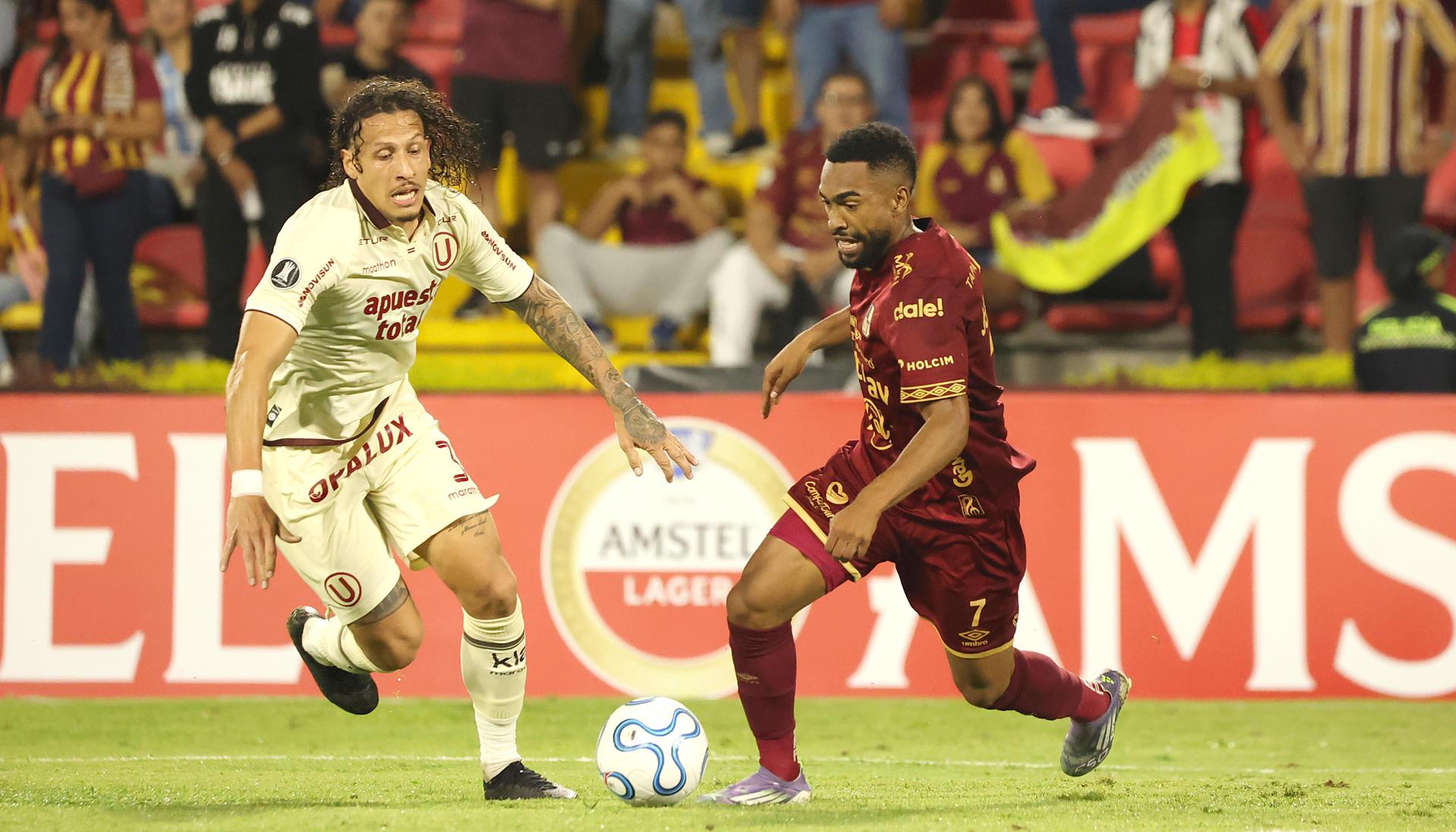 Jersson González disputa el balón con un rival del equipo peruano.