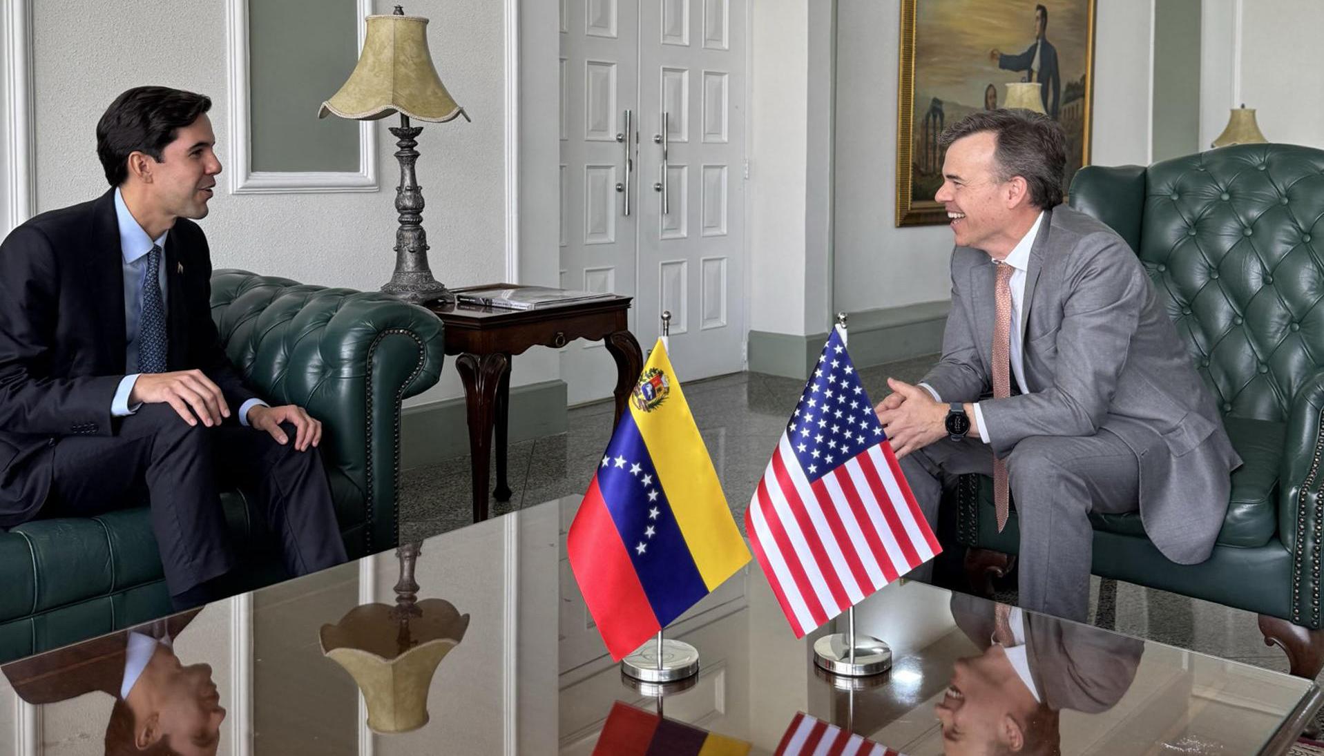 Encargado de negocios de Estados Unidos en Venezuela, John Barrett. 