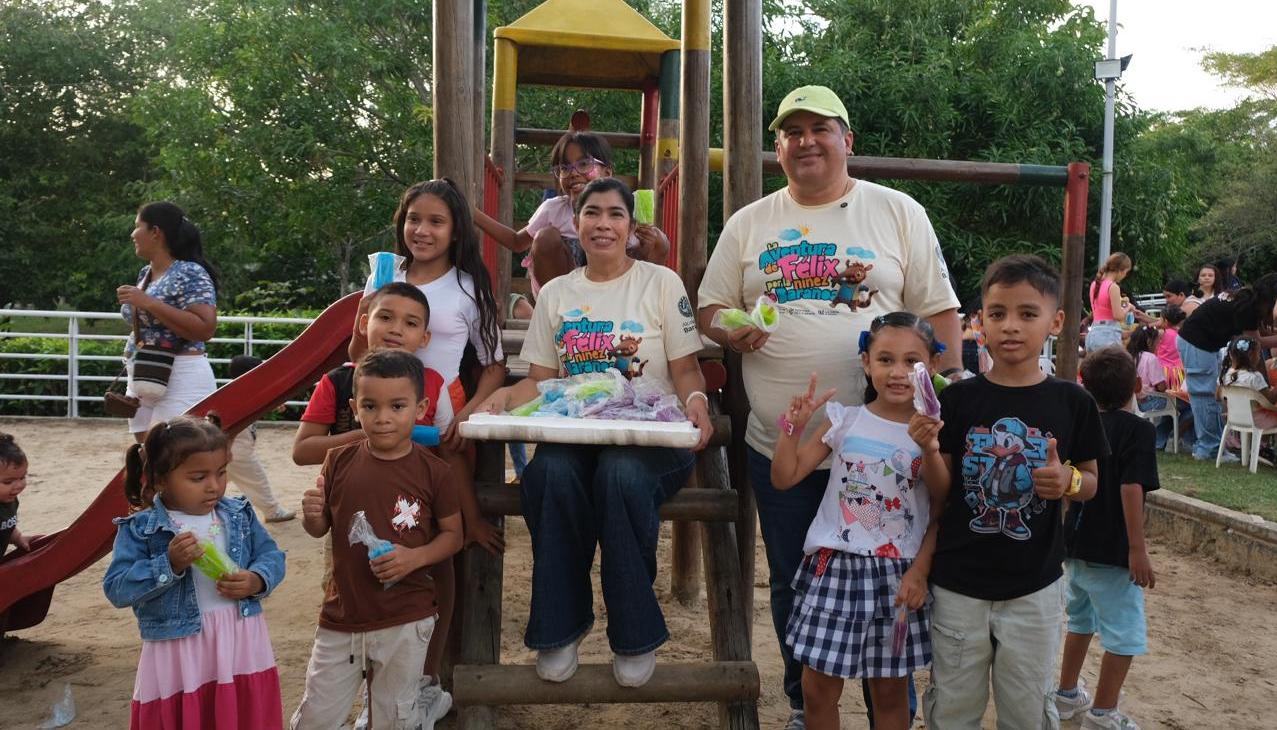El alcalde de Baranoa, Edinson Palma, con los menores que disfrutaron de esta actividad.
