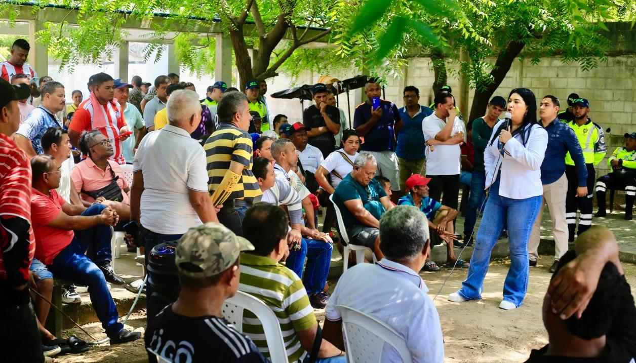 La Alcaldesa de Malambo con motocarristas