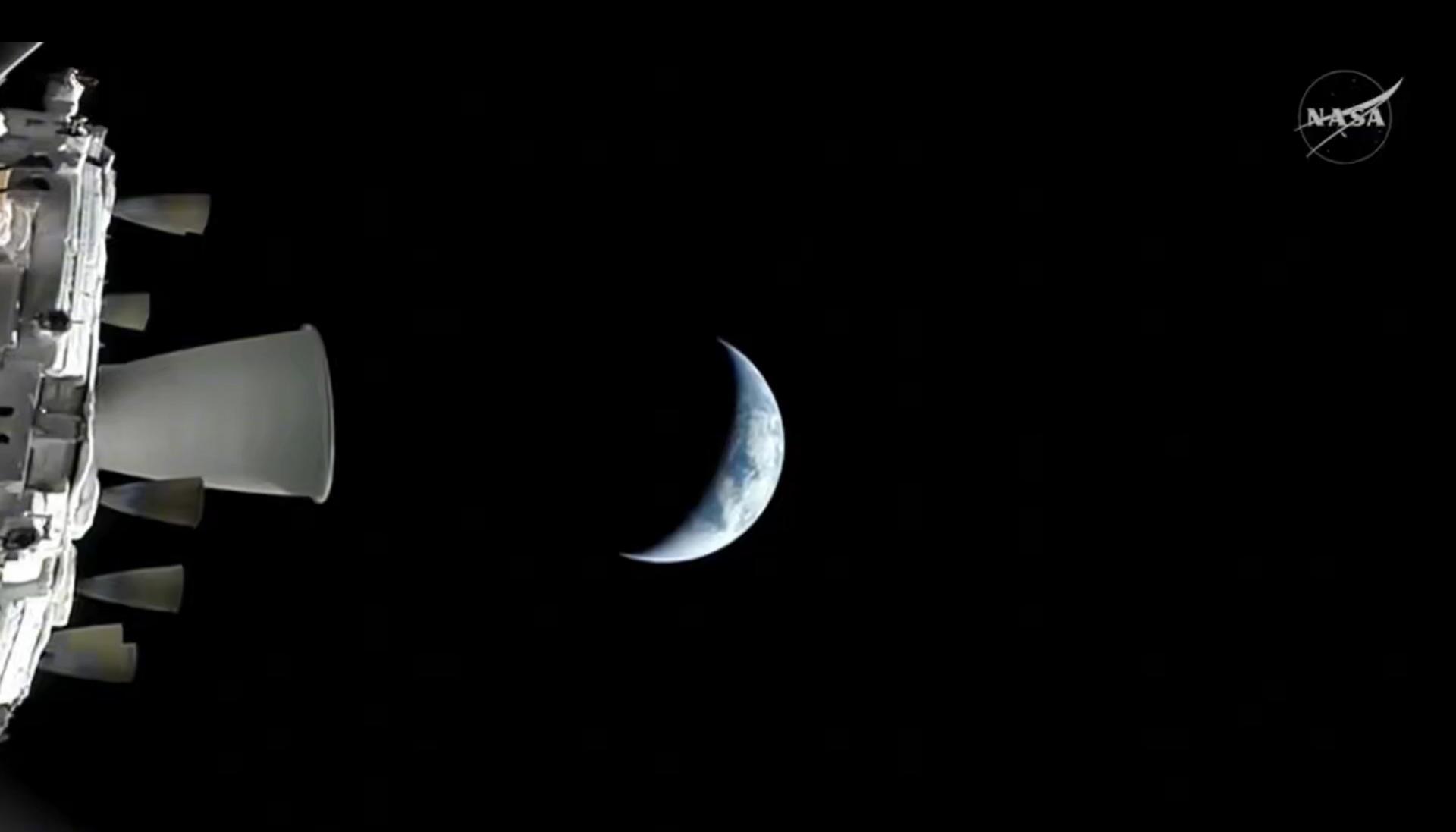 La nave Orion de la misión Artemis II en su trayectoria de alejamiento de la Tierra.