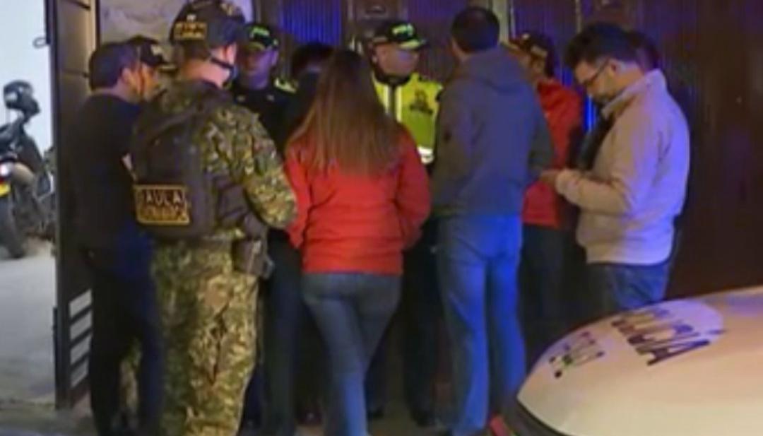 La niña fue rescatada sana y salva dentro de la camioneta.