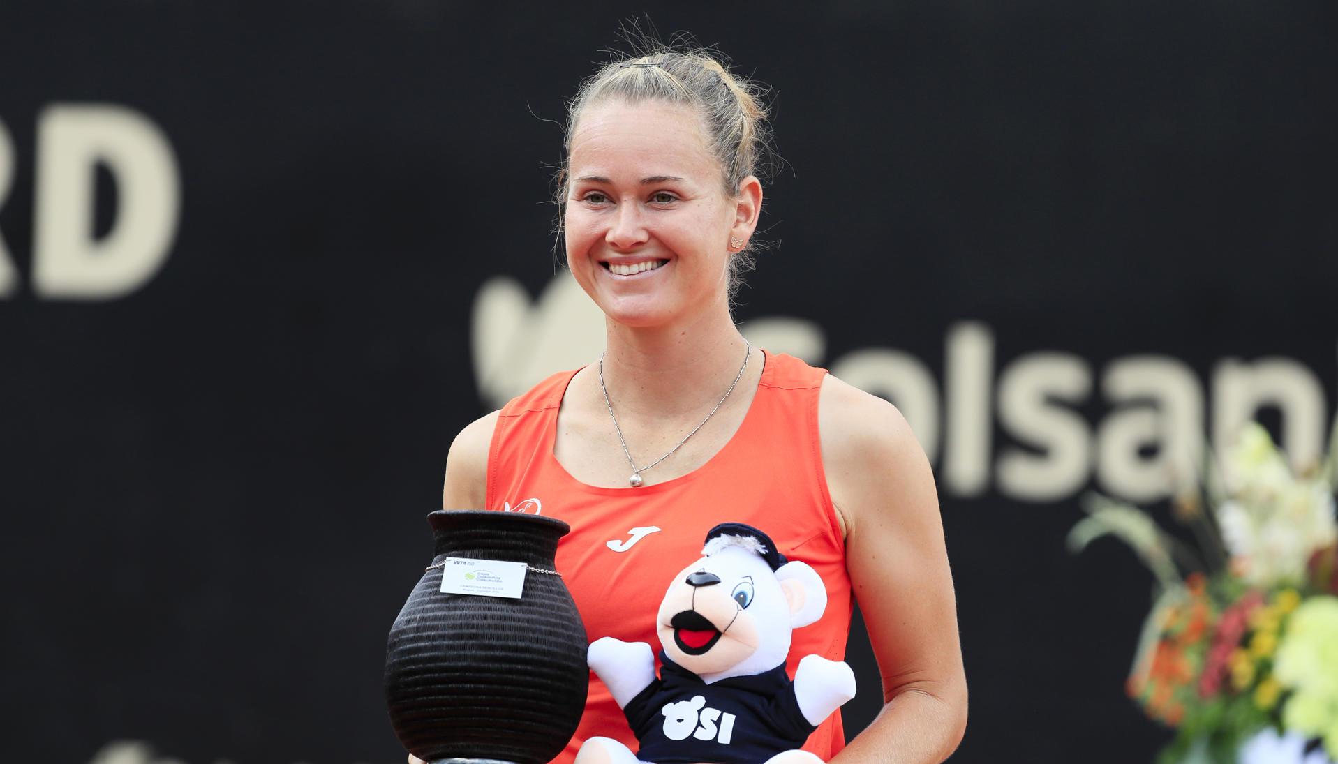 La tenista checa Marie Bouzková, con el trofeo de campeona del WTA de Bogotá.