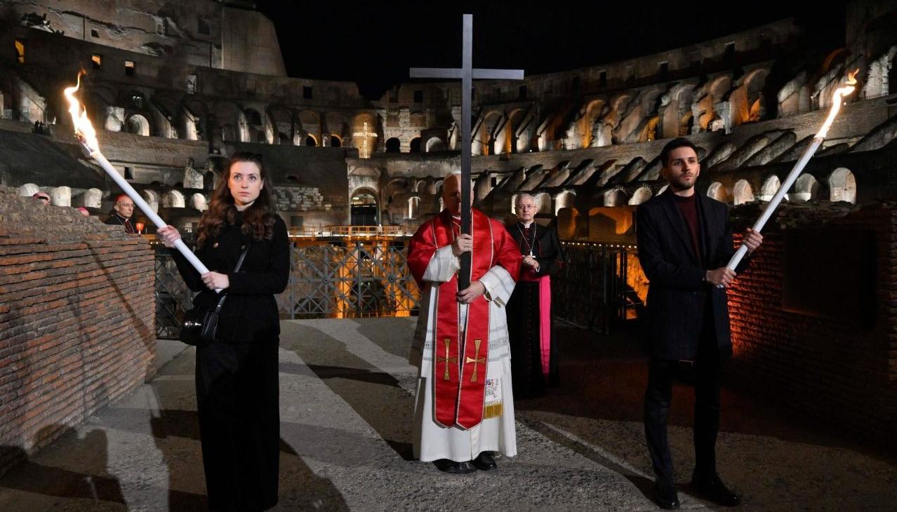 León XIV carga la Cruz