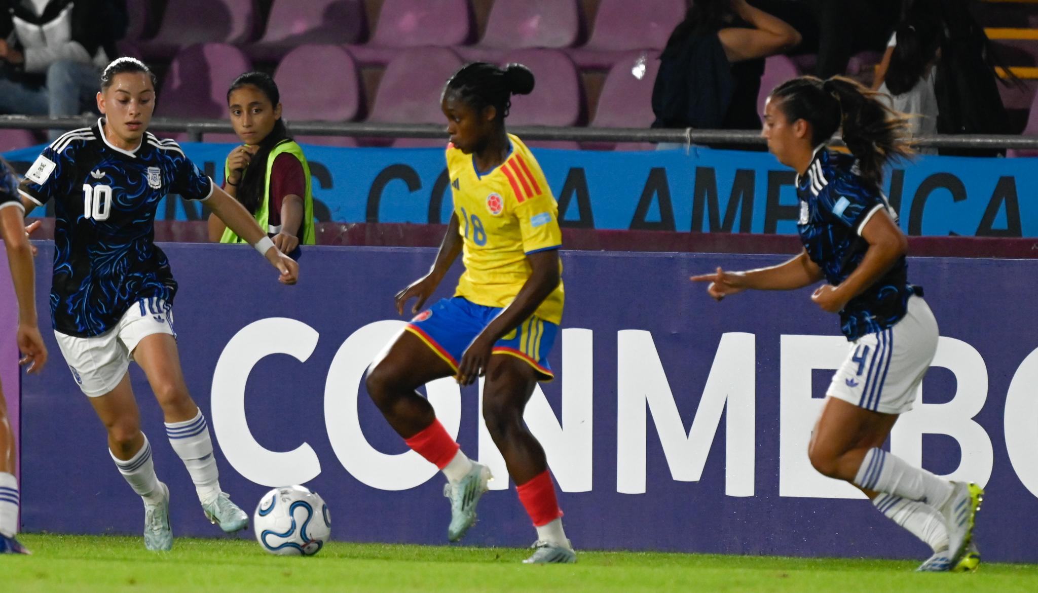 Linda Caicedo ante las futbolistas argentinas.
