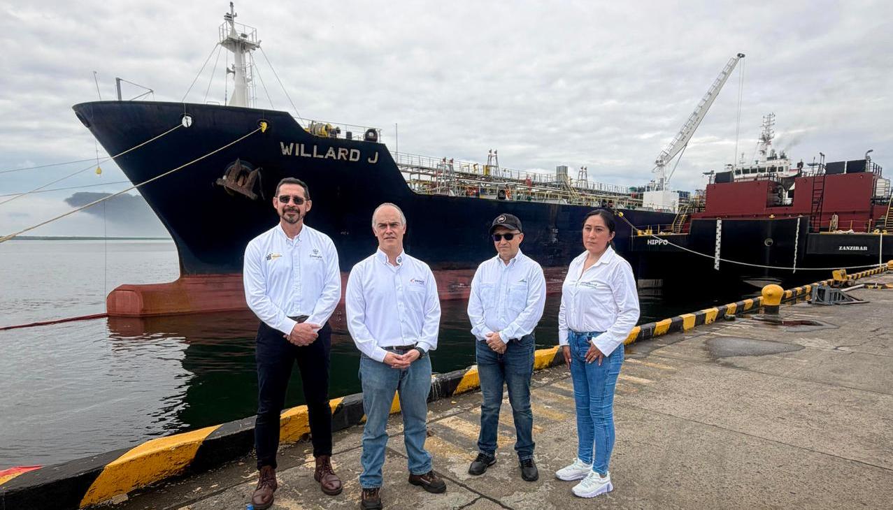 Llegada de diésel refinado en Cartagena.