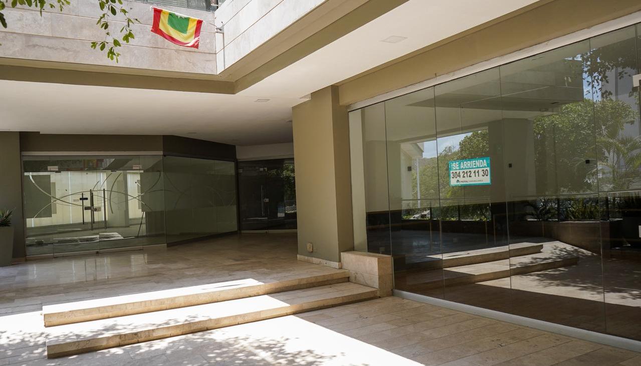 Locales cerrados en Le Champ.