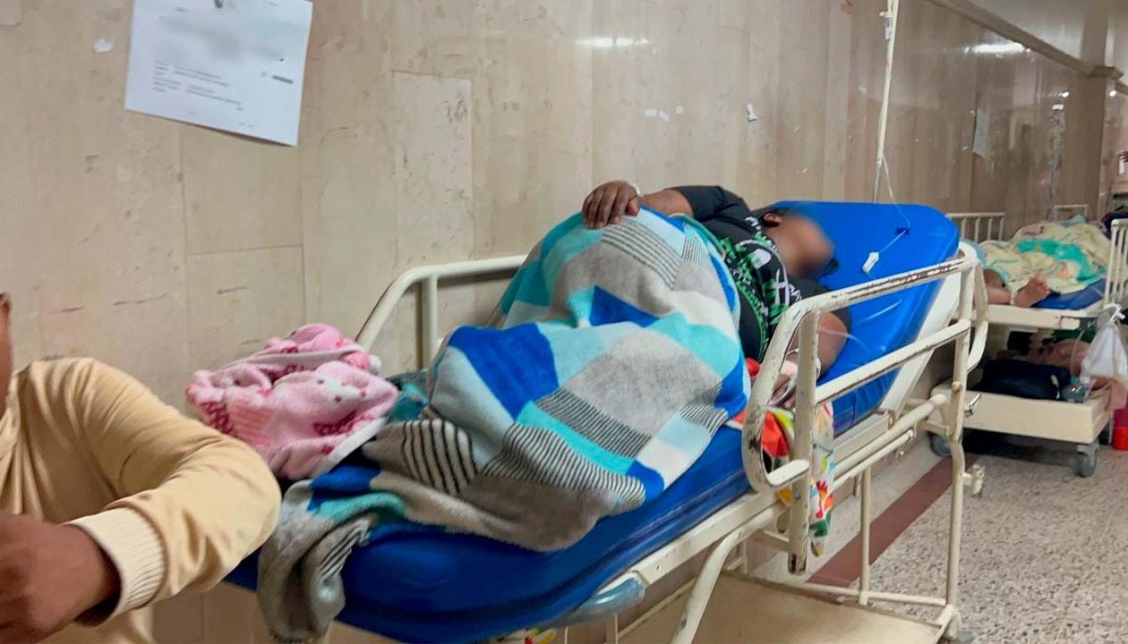 Muchos pacientes se encuentran en los pasillos de la clínica. 