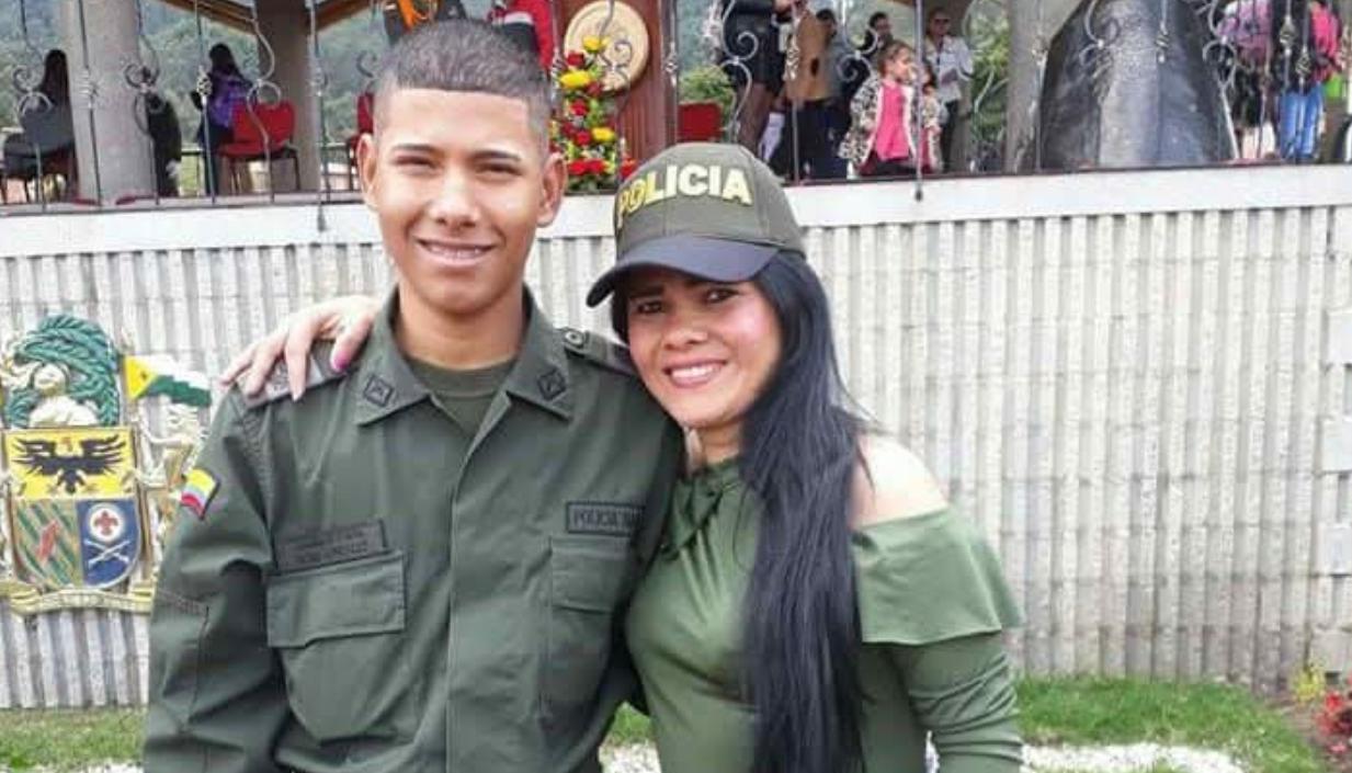 Yesid González Gutiérrez junto con su mamá Joyce Gutiérrez cuando prestó el servicio. 