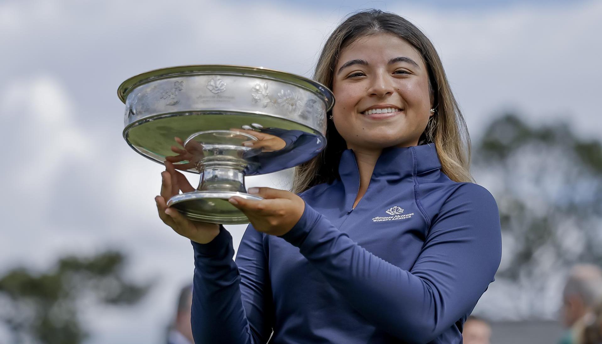 María José Marín exhibe su trofeo.