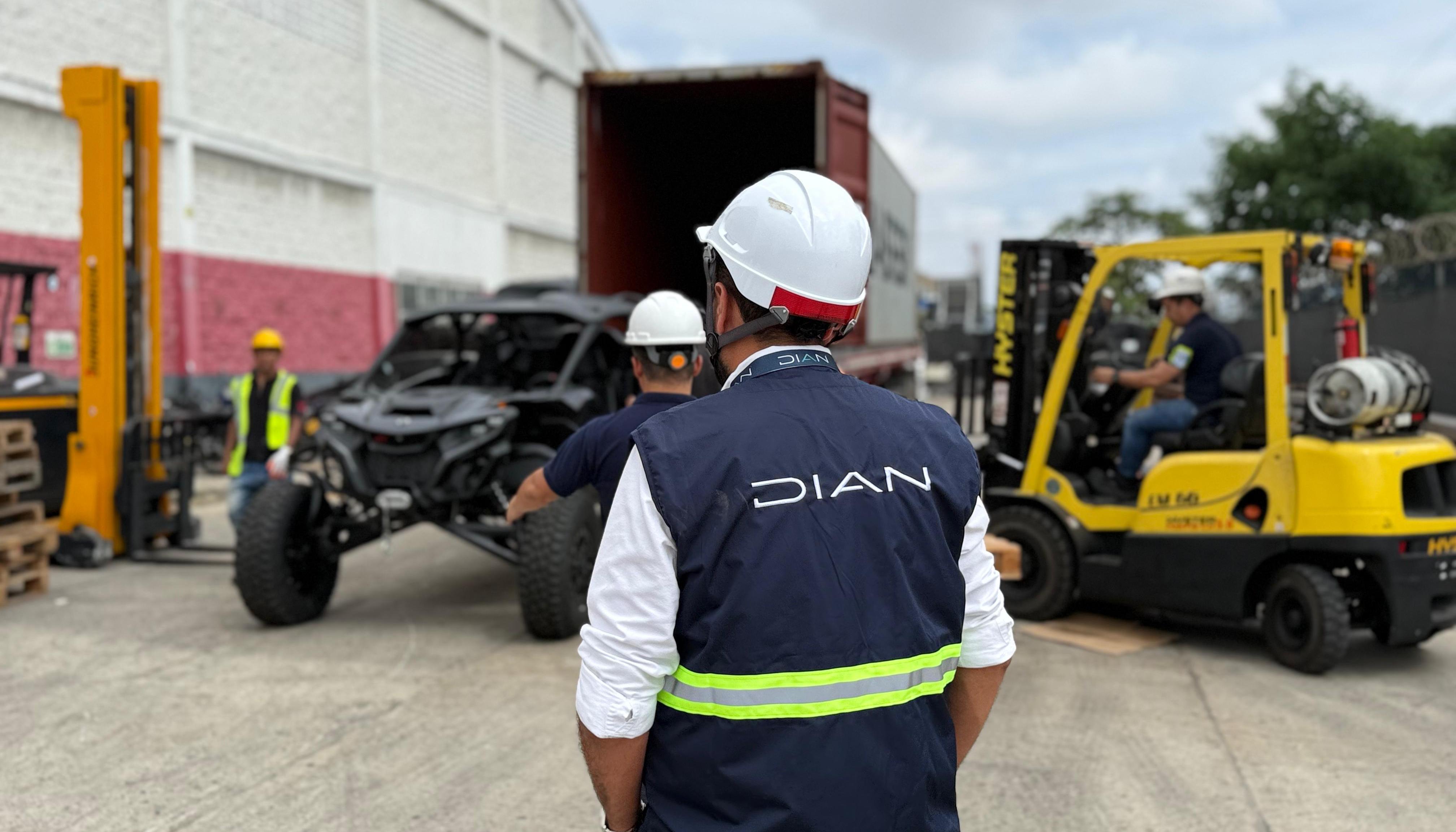 Vehículo aprehendido por la DIAN en el Puerto de Barranquilla. 