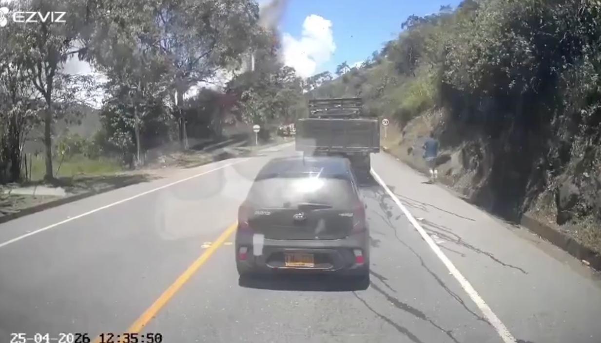 Momento exacto del atentado registrado por la cámara de un vehículo. 