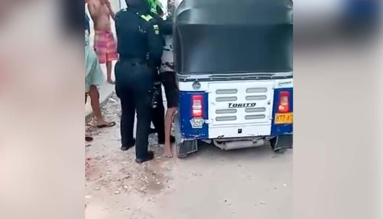 Momento en que el joven era trasladado en un motocarro al hospital. 