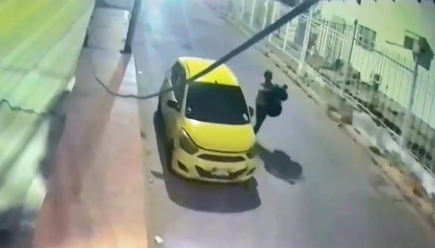 Momento en que el hombre baja del taxi