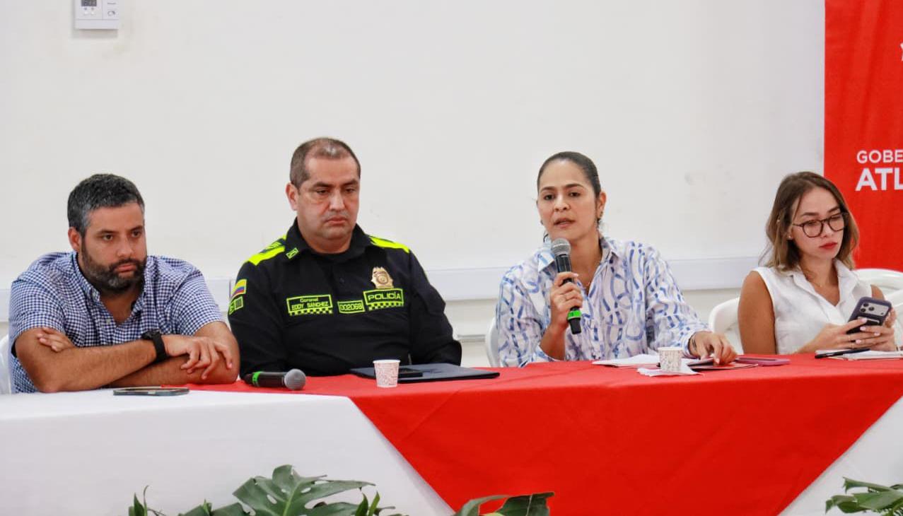 El presidente de la Asamblea, Estefano González; el coronel Eddy Sánchez, comandante de la Policía del Atlántico; Nini Cantillo, secretaria de Hacienda del Atlántico, y la diputada Isabella Pulgar. 