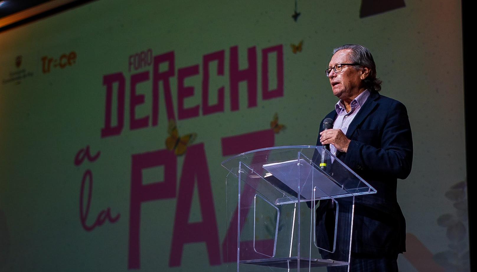 El jefe de la delegación de paz, Armando Novoa.