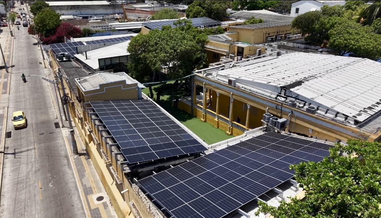 Paneles solares instalados por la Alcaldía. 