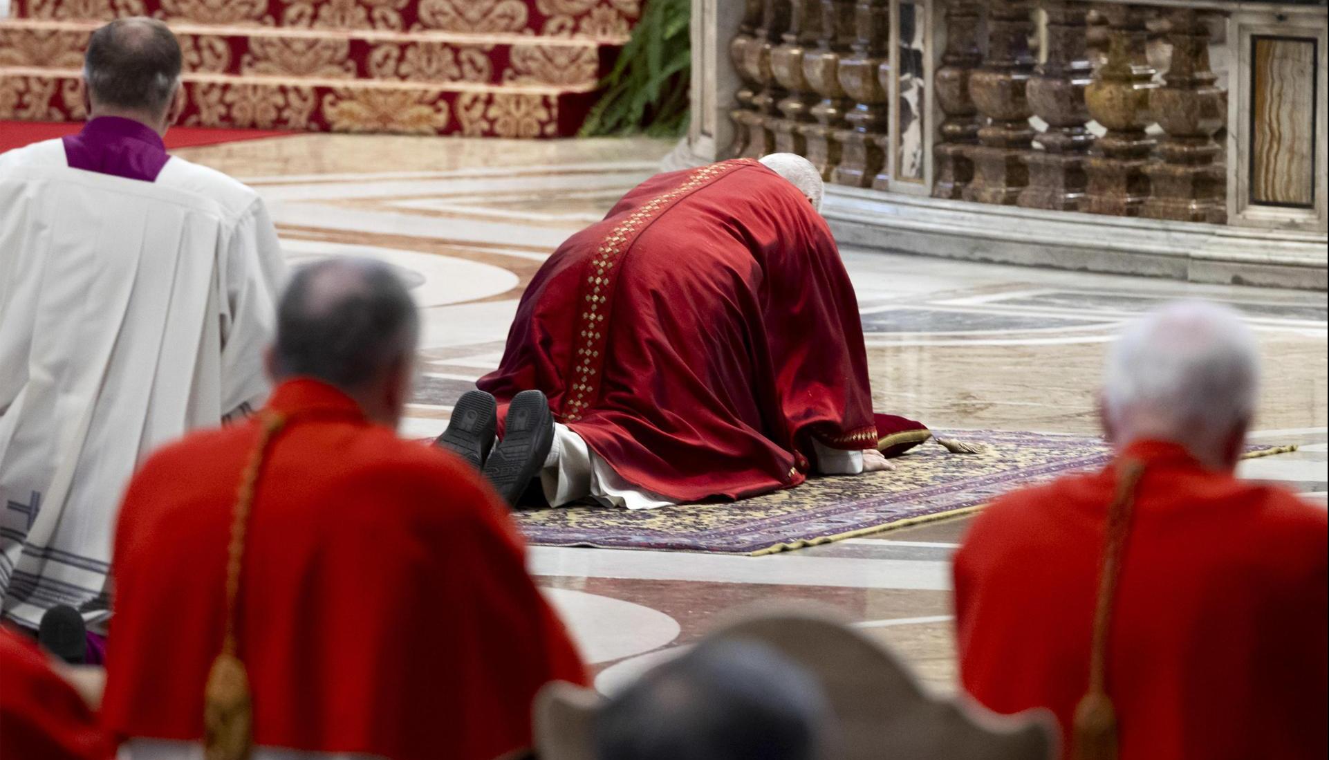 Papa León XIV reza tendido en el suelo de la basílica vaticana por la Pasión de Cristo