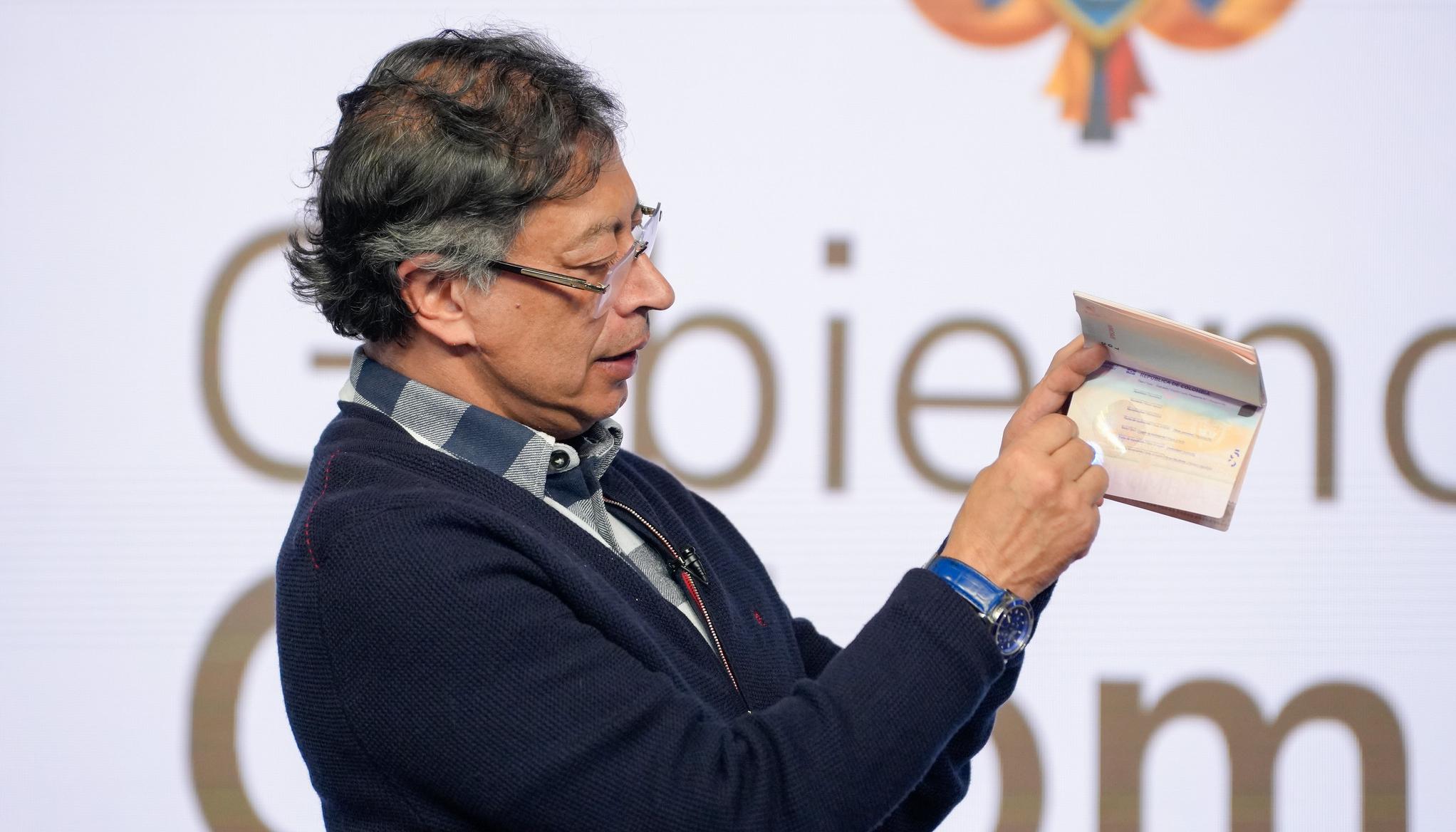 El Presidente Petro con el nuevo pasaporte.