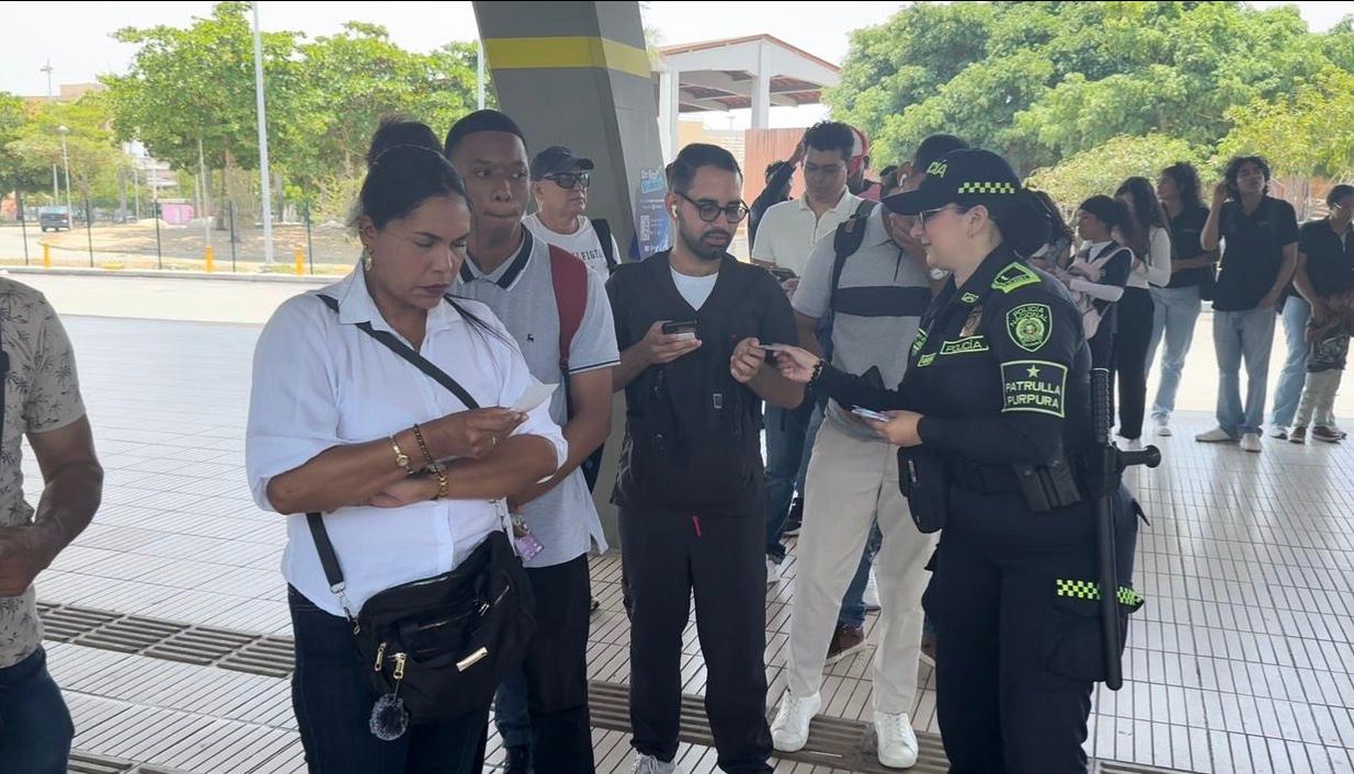 Patrulla púrpura entregando información a los ciudadanos.
