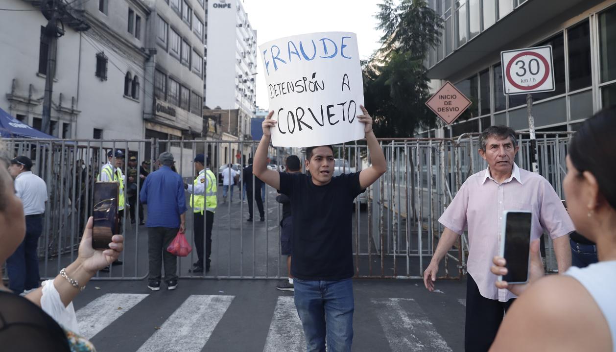 Protesta contra el jefe de la Oficina Nacional de Procesos Electorales.