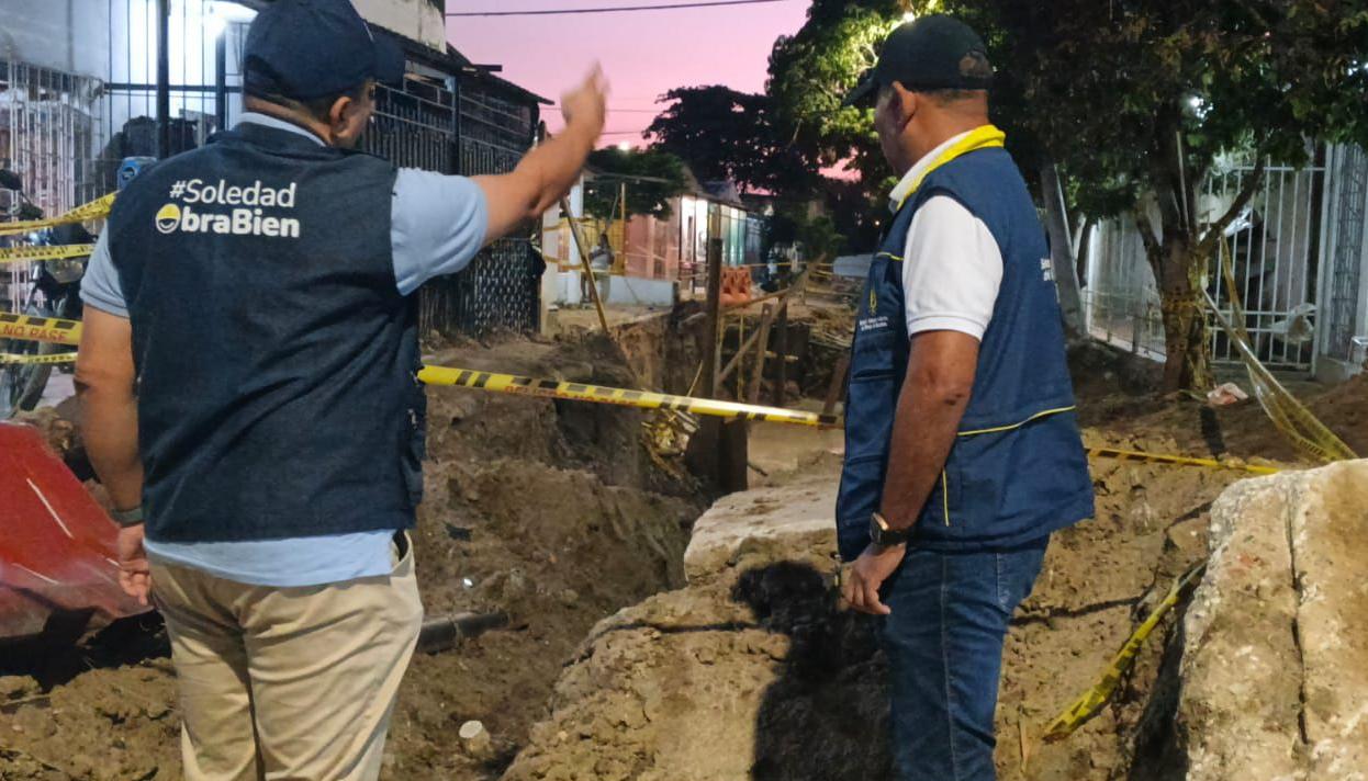 Personal de la Oficina de Gestión del Riesgo inspeccionando la zona