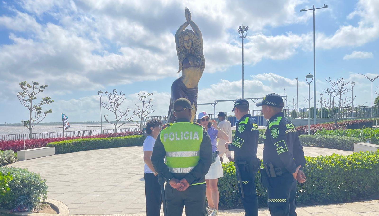 La Policía entregando recomendaciones a turistas en el Malecón del Río. 
