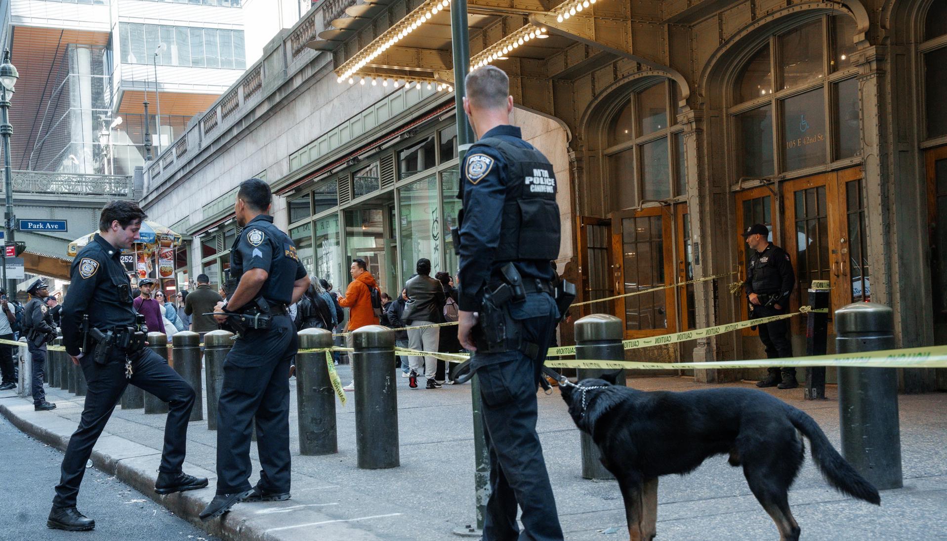 La Policía acordonó la entrada a la estación del metro donde ocurrió el hecho. 