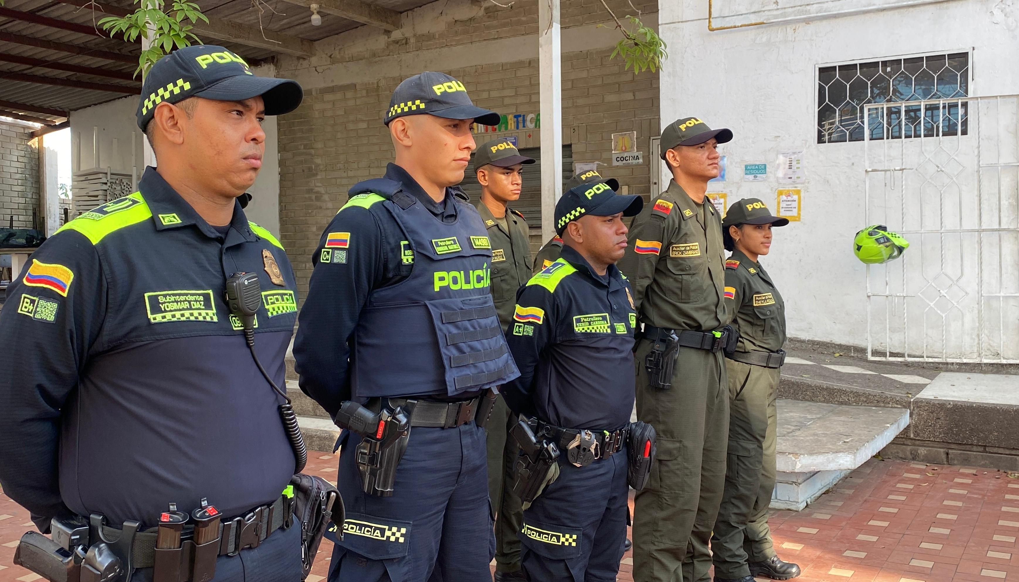 Policías distribuidos en los diferentes puestos de votación. 