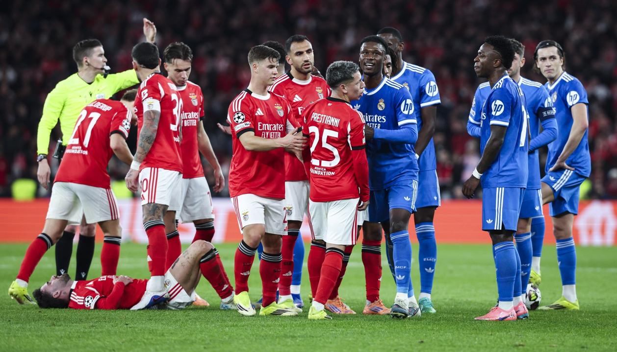 Momento de la discusión de Gianluca Prestianni y Vinicius Júnior.
