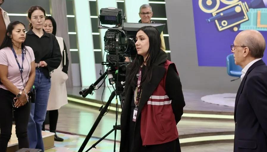 La viceministra de Relaciones Laborales, Sandra Muñoz, durante la inspección en RCN.